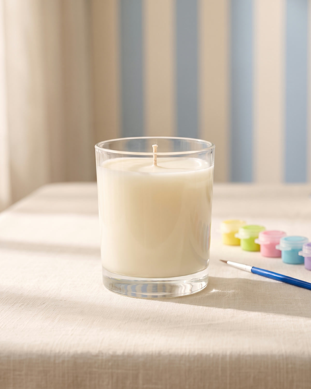 Vela para colorir: vidro liso e transparente, sem rótulo, com a cera em branco.